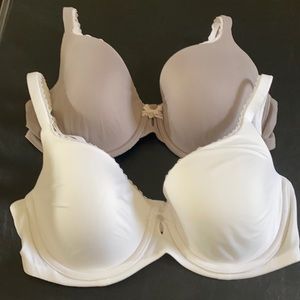2 Beautiful Victoria Secrets Bra in good condition both with underwire